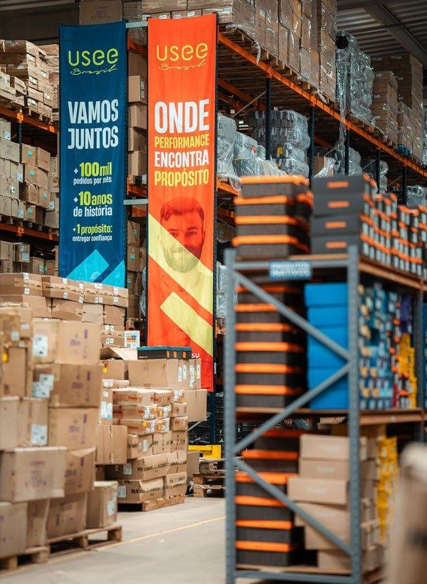 Prateleiras do centro de distribuição da Usee Brasil