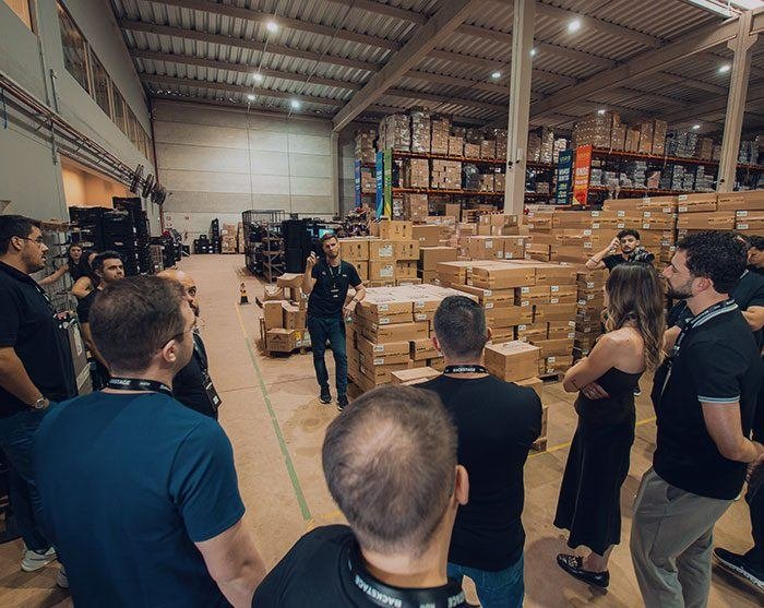 Empresários conhecendo a operação logística da Usee